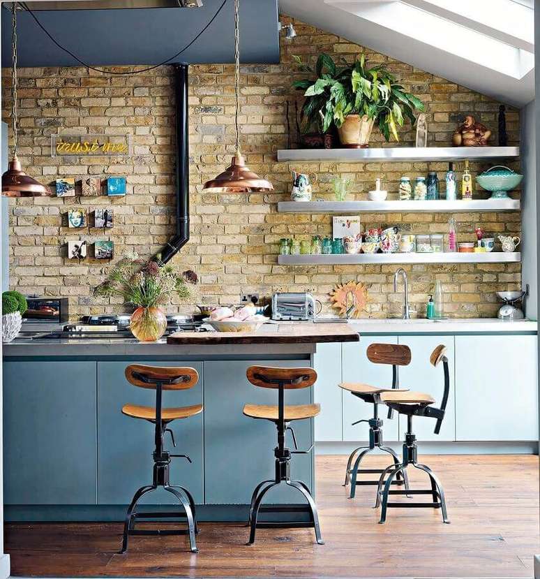 44. Parede rústica de tijolinho para decoração de cozinha estilo industrial moderna com ilha azul – Foto: Jeito de Casa