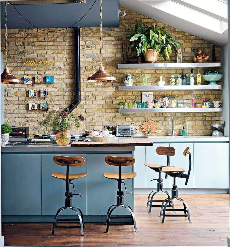 44. Parede r&uacute;stica de tijolinho para decora&ccedil;&atilde;o de cozinha estilo industrial moderna com ilha azul &ndash; Foto: Jeito de Casa