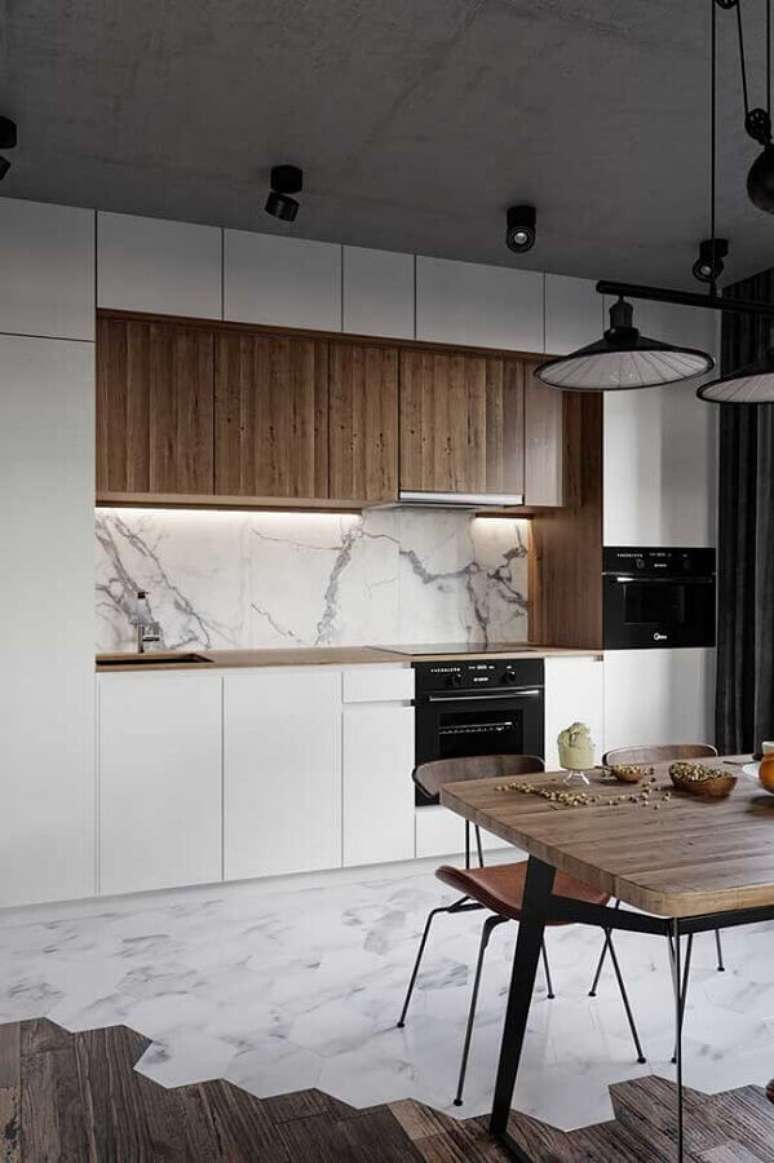 24. Decoração de cozinha estilo industrial moderna com armários planejados brancos e mármore para parede – Foto: Behance