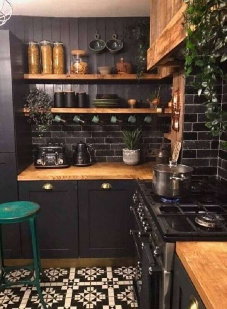 34. Prateleiras e bancada de madeira para decora&ccedil;&atilde;o de cozinha estilo industrial preta &ndash; Foto: Pinterest