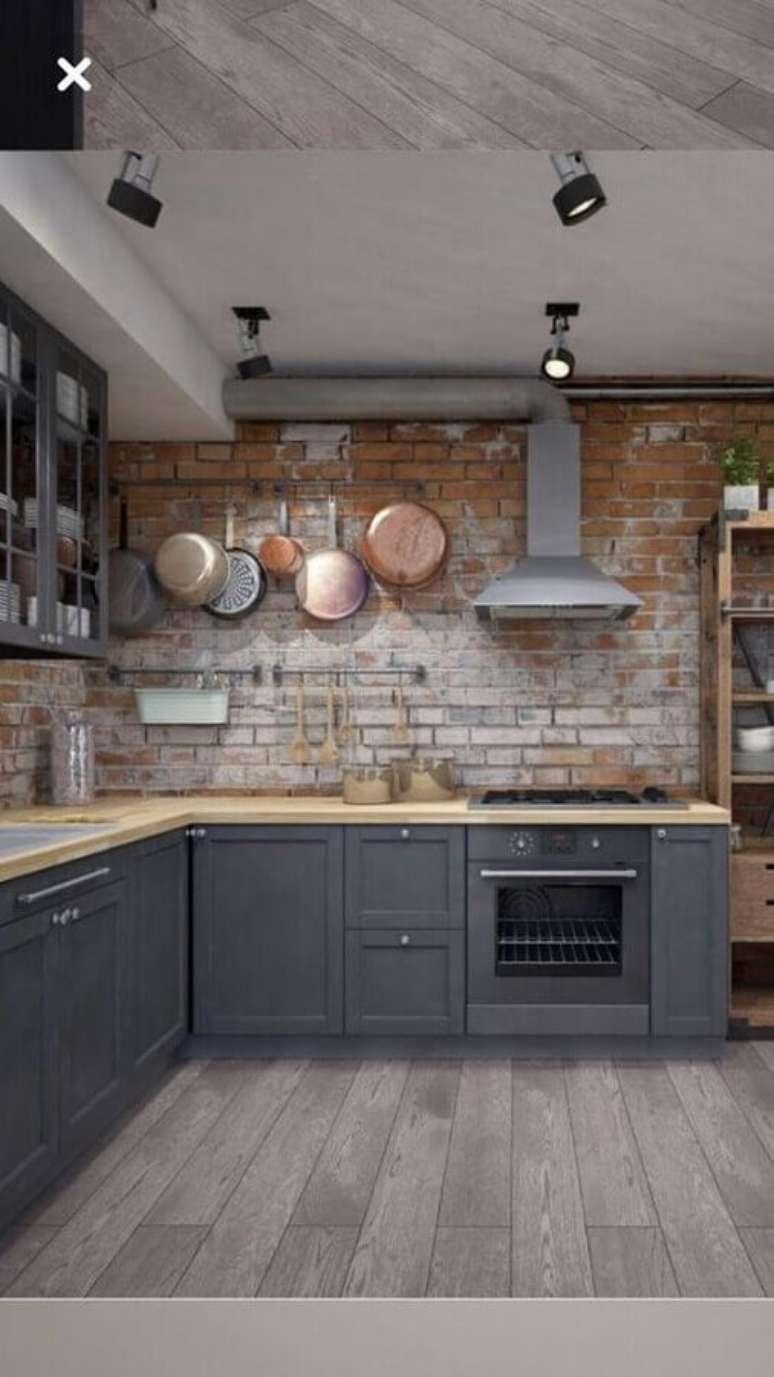 28. Decoração de cozinha estilo industrial com armários cinza e parede de tijolinho rústica – Foto: Pinterest