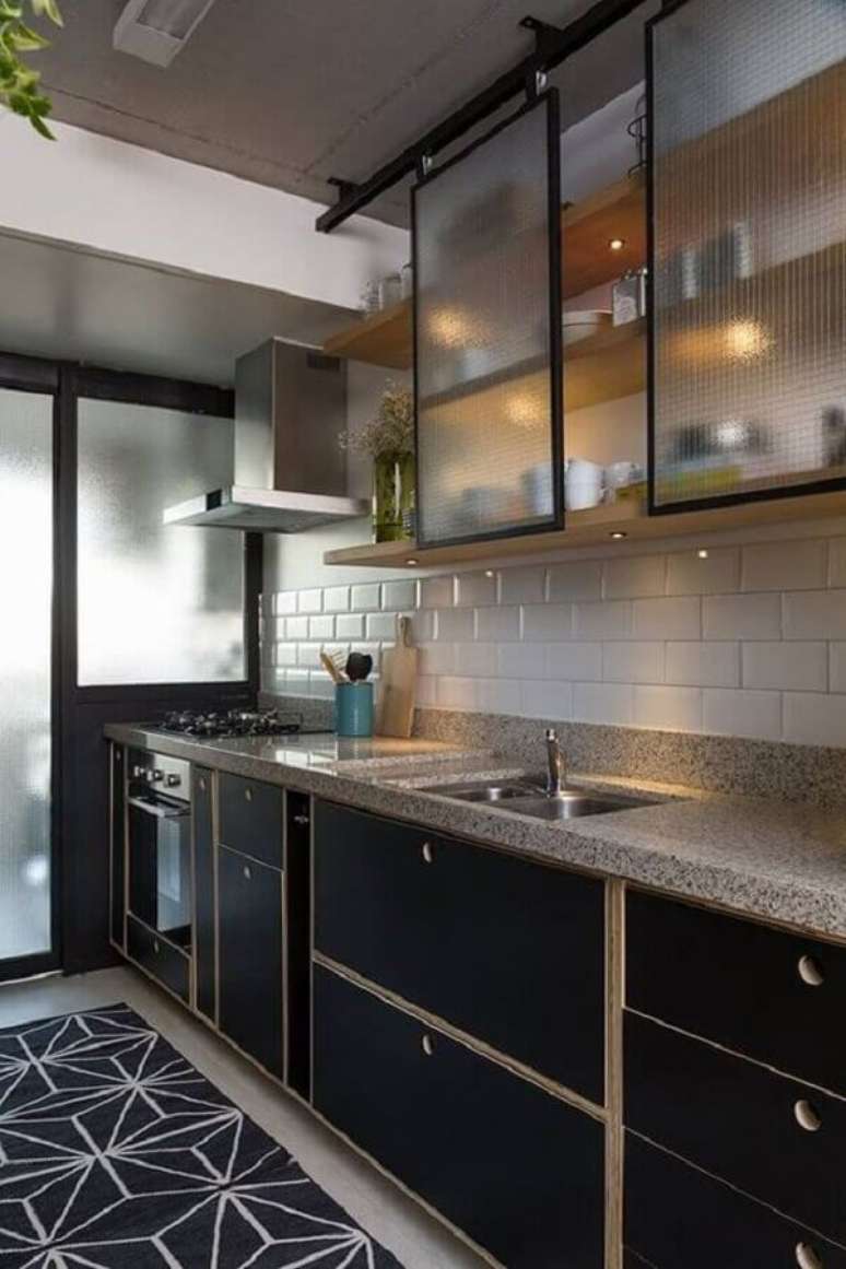 5. Decoração com armários pretos para cozinha planejada estilo industrial – Foto: Arkpad