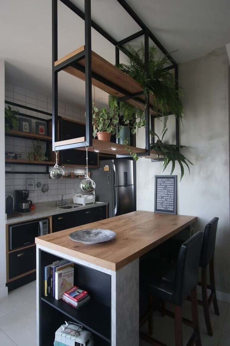 18. Decoração simples com prateleiras suspensas para cozinha americana estilo industrial pequena – Foto: Pinterest