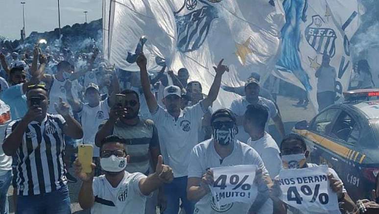 Torcedores do Santos se aglomeram para incentivar elenco no Aeroporto de Guarulhos