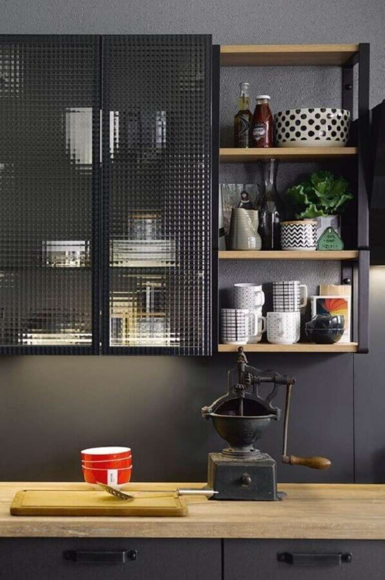 14. Armário de cozinha estilo industrial com portas de vidro – Foto: Pinterest