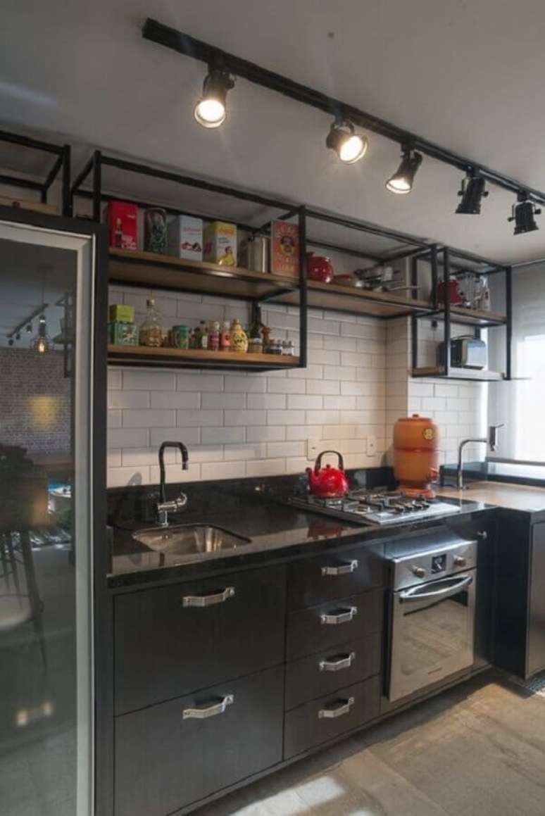 42. O trilho de luz &eacute; muito usado na decora&ccedil;&atilde;o de cozinha estilo industrial pequena &ndash; Foto: DeHouse