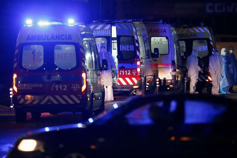 Ambulâncias com pacientes com Covid-19 aguardam no hospital Santa Maria, em Lisboa
26/01/2021
REUTERS/Pedro Nunes