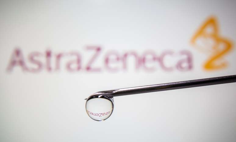 Logo da AstraZeneca atr&aacute;s de agulha em foto de ilustra&ccedil;&atilde;o
09/11/2020 REUTERS/Dado Ruvic