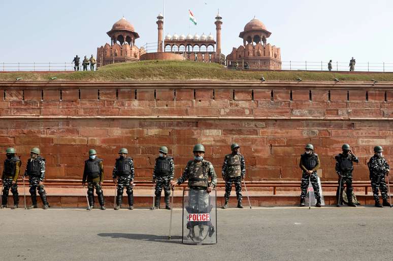 Policiais fazem guarda em frente ao Forte Vermelho em Délhi, na Índia
27/01/2021 REUTERS/Adnan Abidi