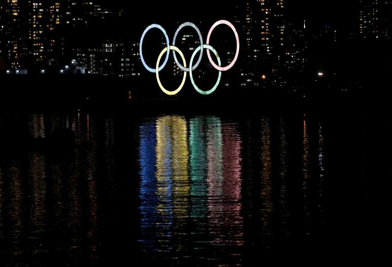 Anéis Olímpicos gigantes são iluminados em Tóquio
13/01/2021 REUTERS/Kim Kyung-Hoon