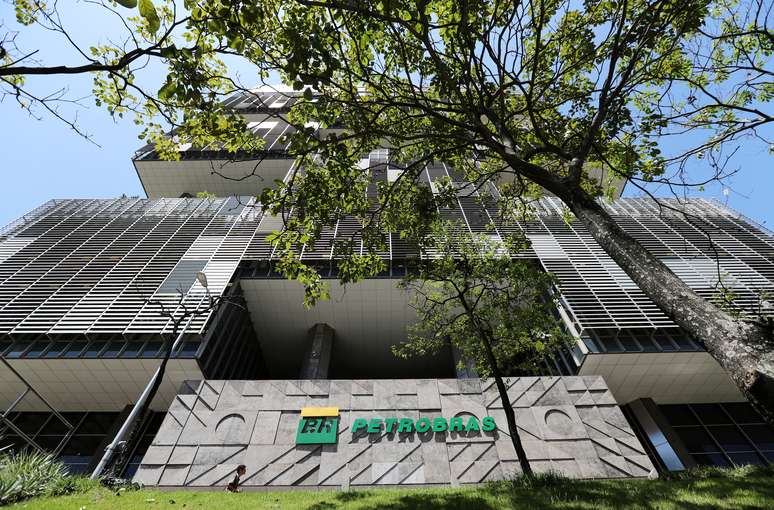 As a&ccedil;&otilde;es preferenciais da Petrobras subiam 4% na tarde desta quarta-feira, enquanto os pap&eacute;is ON avan&ccedil;avam 3,6%, respondendo pela maior contribui&ccedil;&atilde;o positiva para o Ibovespa. . REUTERS/Sergio Moraes - RC2HGF9IJ9V1