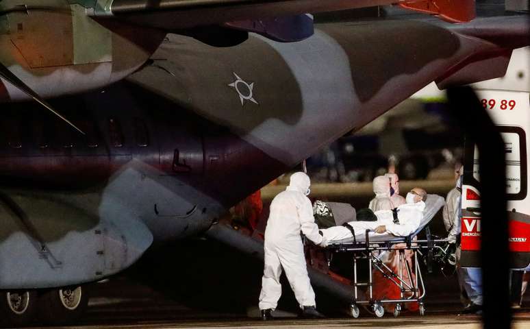 Paciente com Covid-19 transportado de Porto Velho, Rondônia, chega a aeroporto em Porto Alegre
 27/1/2021 REUTERS/Diego Vara