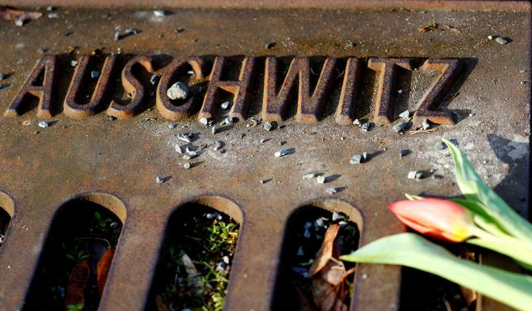 Flores são vistas em monumento em homenagem às vítimas de Auschwitz. 27/1/2021.  REUTERS/Fabrizio Bensch