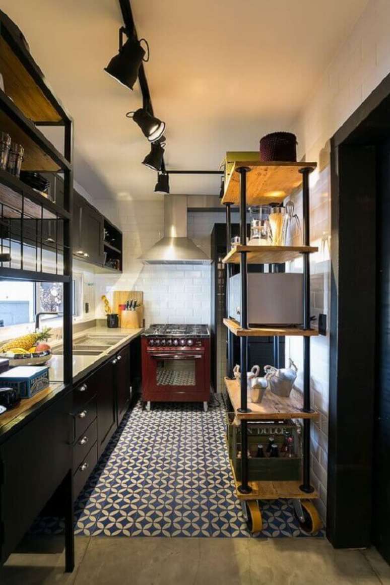 50. Decora&ccedil;&atilde;o simples com trilho de luz para cozinha estilo industrial pequena &ndash; Foto: Casa de Valentina