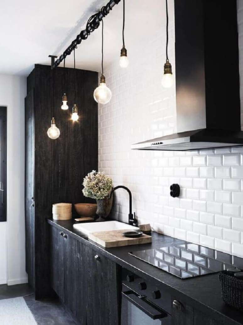 35. Decoração com subway tile para cozinha estilo industrial preta e branca – Foto: Pinterest