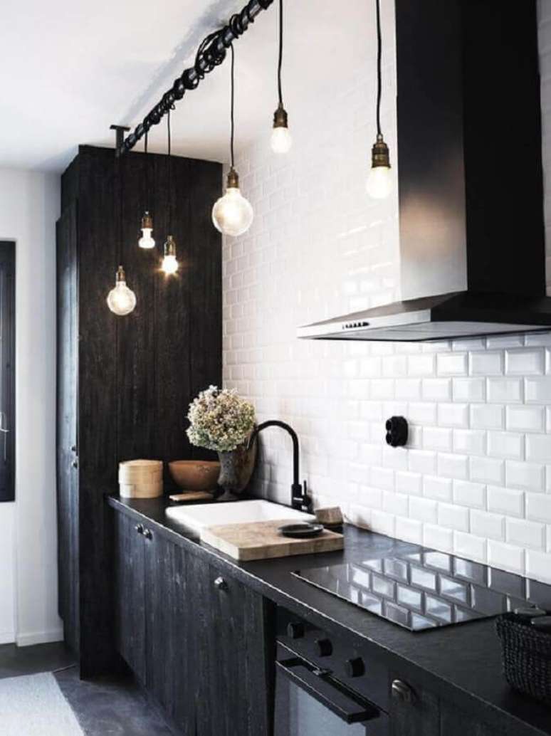 35. Decora&ccedil;&atilde;o com subway tile para cozinha estilo industrial preta e branca &ndash; Foto: Pinterest