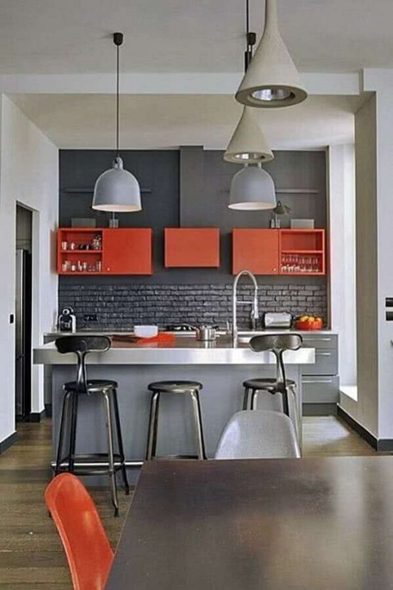13. Invista em pontos de cor na decoração de cozinha estilo industrial e deixe o ambiente mais divertido – Foto: Pinterest