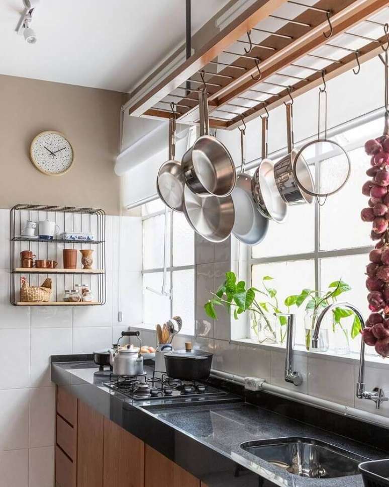 30. Invista em utensílios de cozinha expostos para a decoração de cozinha estilo industrial – Foto: Maurício Arruda