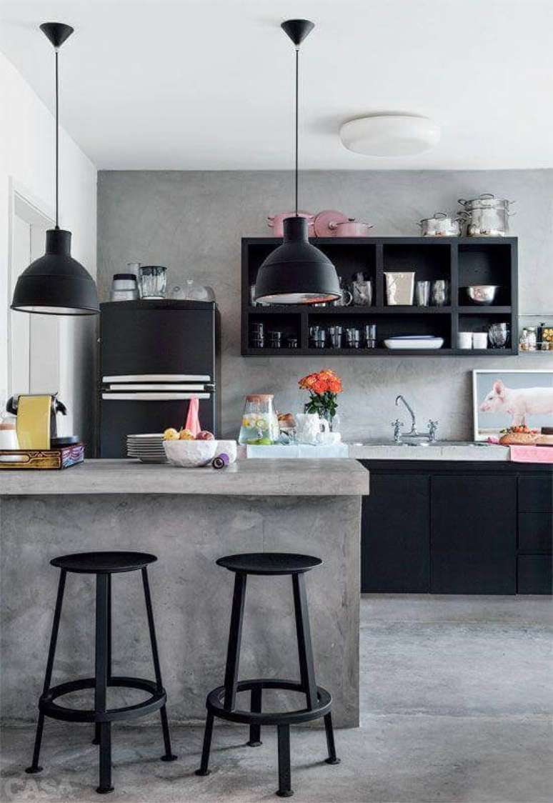 31. Cimento queimado para decoração de cozinha estilo industrial com armários pretos – Foto: Arquiteto de Bolso