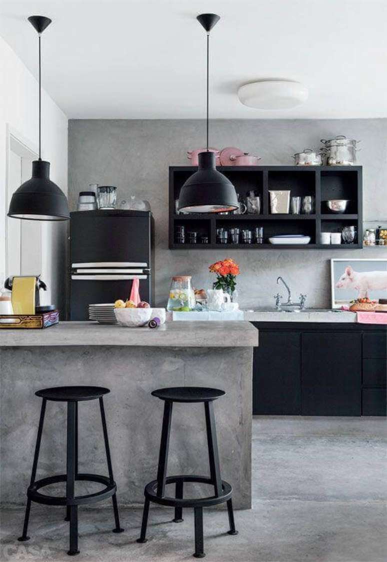 31. Cimento queimado para decora&ccedil;&atilde;o de cozinha estilo industrial com arm&aacute;rios pretos &ndash; Foto: Arquiteto de Bolso