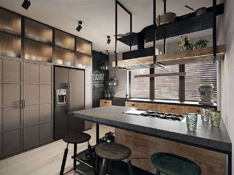 33. Decoração de cozinha estilo industrial moderna planejada com armários pretos – Foto: Pinterest