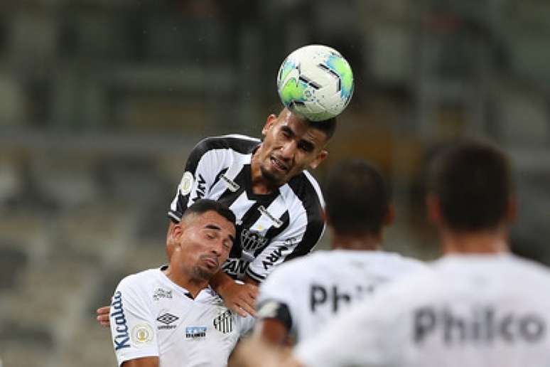 Guilherme Nunes disputa bola aérea (Pedro Souza/Atlético-MG)