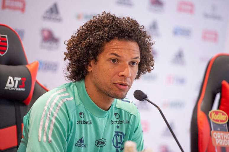 Arão em coletiva no Ninho do Urubu (Foto: Alexandre Vidal/Flamengo)