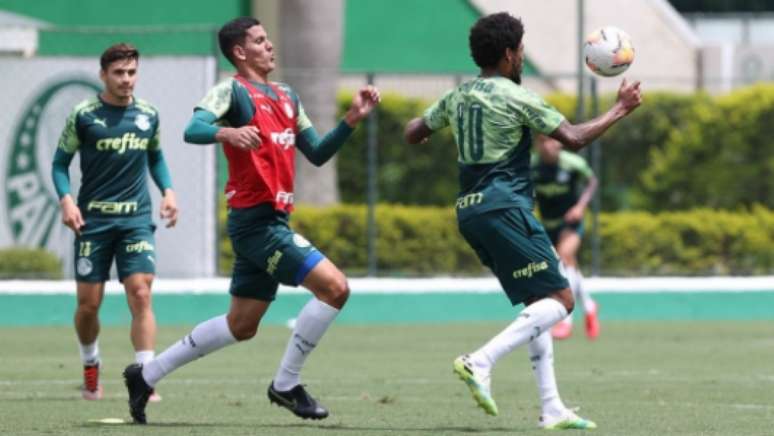Luiz Adriano, Helder e Veiga no treino (Foto: Cesar Greco/Palmeiras)