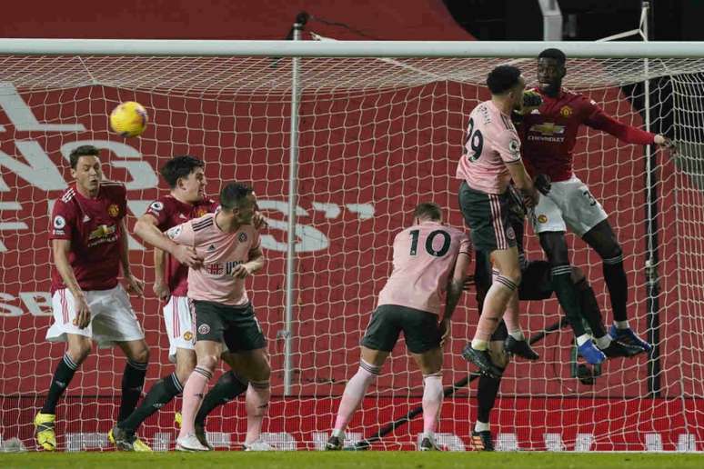 Momento do gol de Bryan, que abriu o placar no Old Trafford (Foto: TIM KEETON / POOL / AFP)