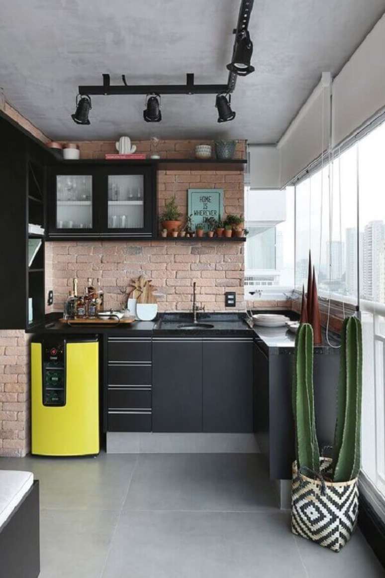 7. Vasos de plantas podem ajudar a colocar um toque especial na decoração de cozinha estilo industrial – Foto: Casa de Valentina