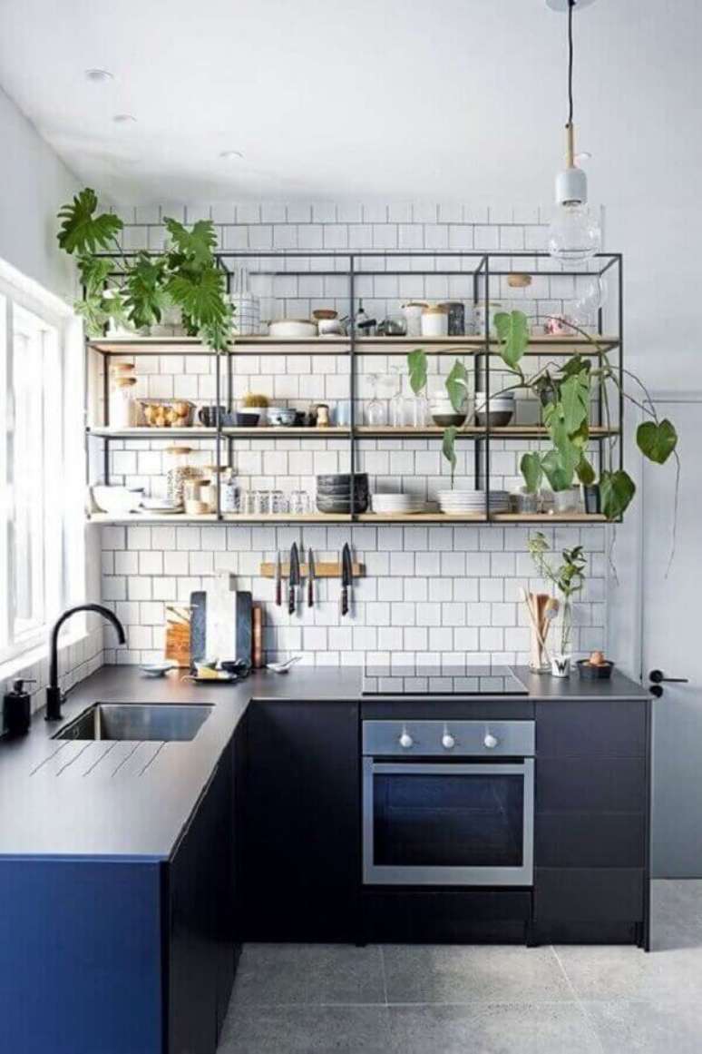 46. Prateleira estilo industrial para cozinha azul e branca – Foto: Jeito de Casa