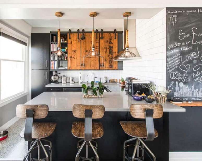 19. Banquetas de madeira e ferro para decora&ccedil;&atilde;o de cozinha estilo industrial &ndash; Foto: Simples Decora&ccedil;&atilde;o