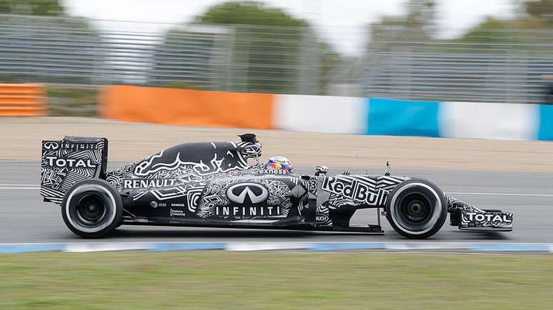 Ao apresentar o RB11 em 2015, a Red Bull tinha como intenção camuflar as novidades do modelo. 