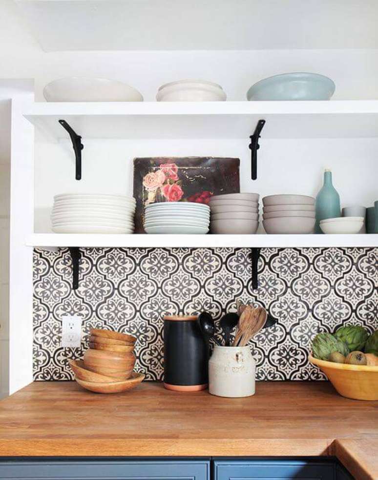 34. Papel de parede de cozinha preto e branco – Via: Pinterest