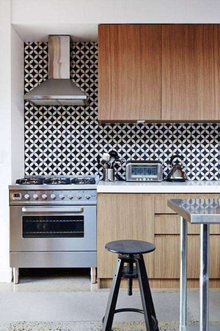 40. Papel de parede preto e branco para cozinha com formato geométrico – Via: Pinterest