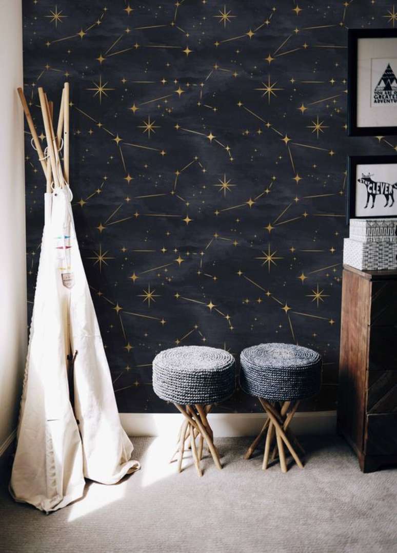 44. Papel de parede preto com estrelas douradas &ndash; Via: Etsy