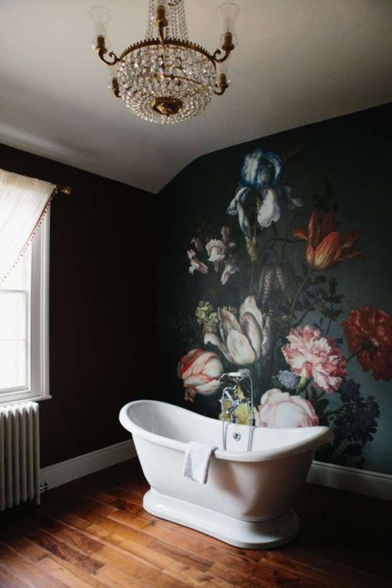 11. Papel de parede preto e vermelho com flores – Via: Casa Vogue