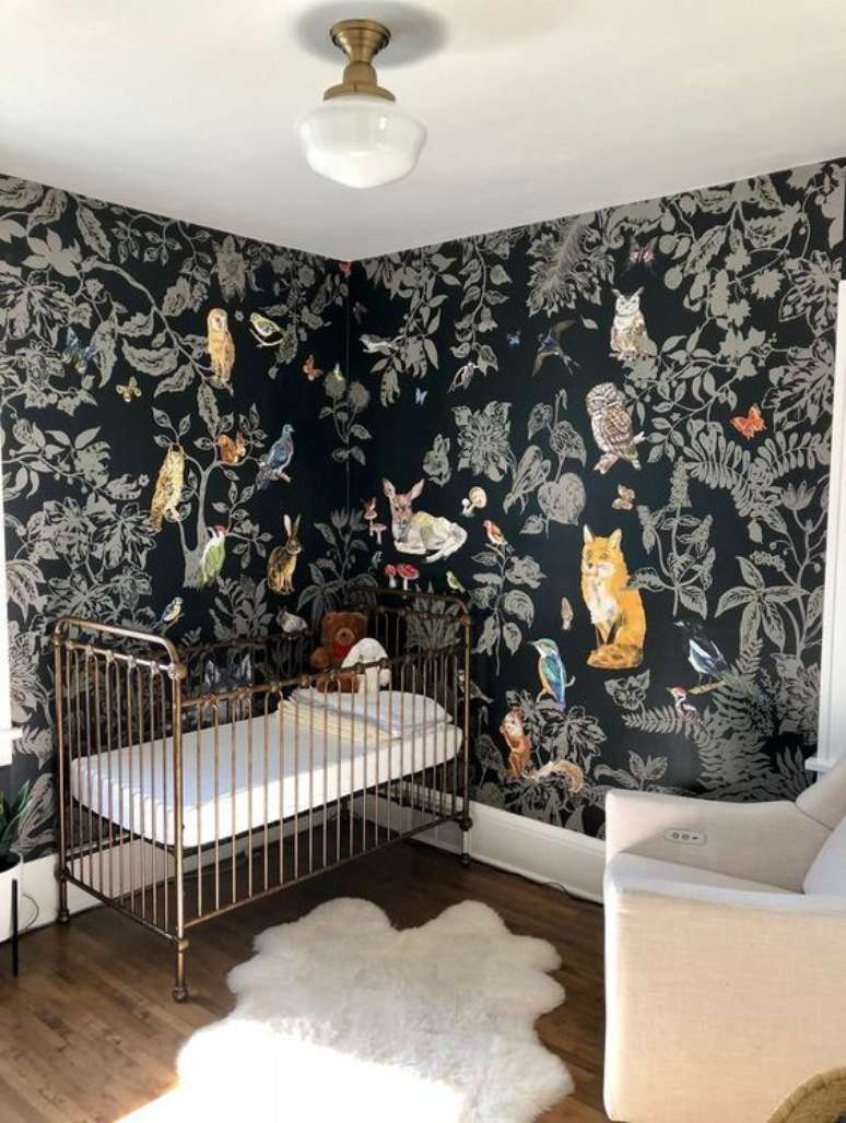 45. Papel de parede preto com tem&aacute;tica de floresta &ndash; Via: Arkpad