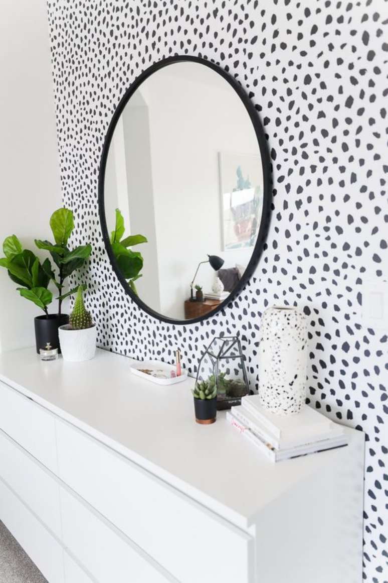 48. Papel de parede preto e branco no banheiro – via: Fashionismo