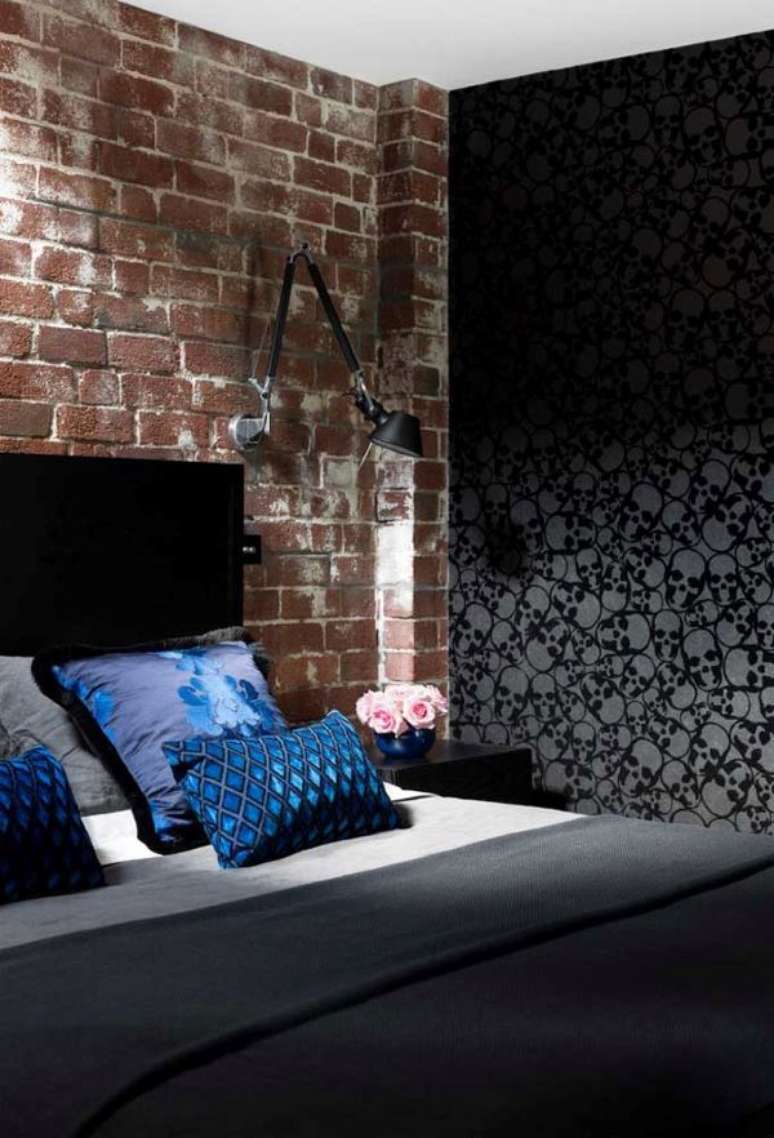 53. Quarto industrial com papel de parede cinza e preto &ndash; Via: Pinterest