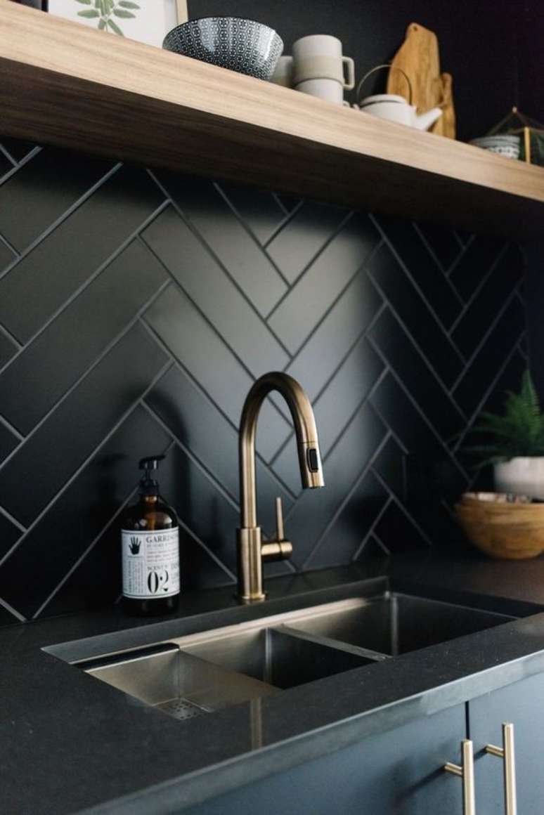 54. Cozinha com papel de parede preto – Via: Pinterest