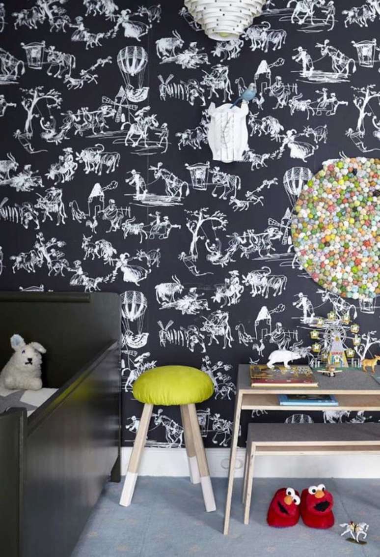 56. Papel de parede preto na sala de estar &ndash; Via: Pinterest