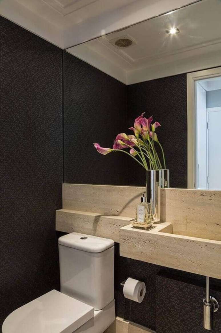 57. Papel de parede preto no banheiro clássico – Via: Revista VD