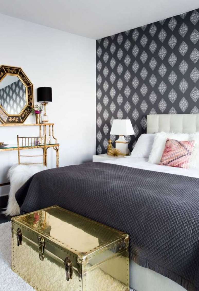 60. Papel de parede preto no quarto moderno &ndash; Via: Pinterest&nbsp;