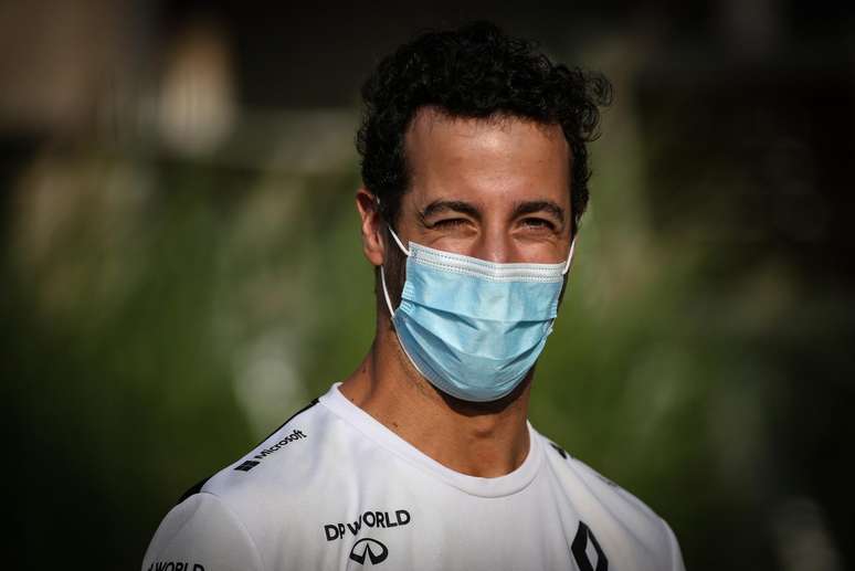 Daniel Ricciardo não esconde o sorriso nem com máscara (Foto: Renault)