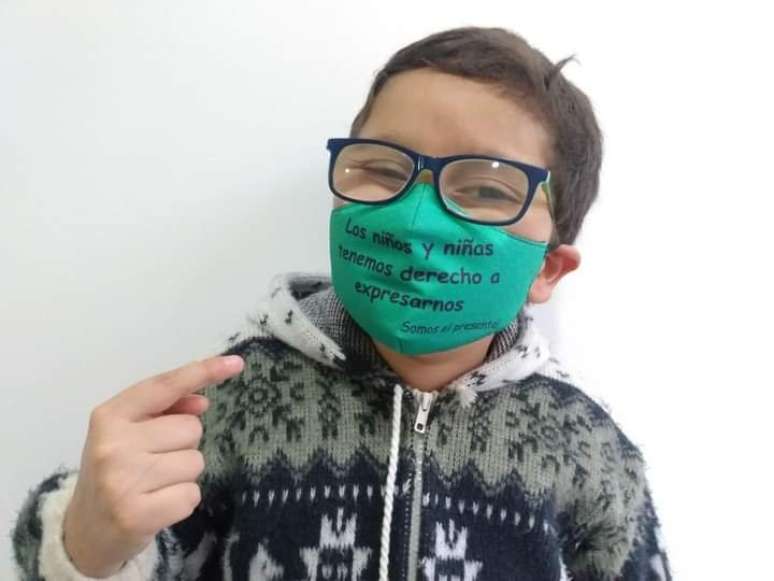 Francisco usa uma máscara onde se lê "meninos e meninas têm direito à liberdade de expressão"