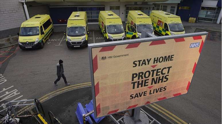 Ambulâncias no Royal Liverpool University Hospital, em janeiro de 2021