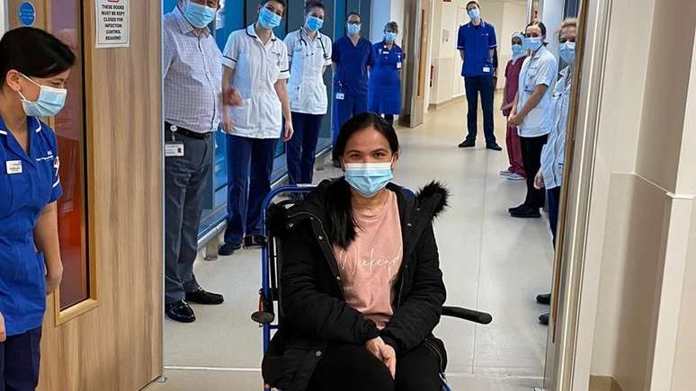 A enfermeira Eva Gicain recebeu uma salva de palmas da equipe do hospital depois de passar as primeiras semanas de vida de seu bebê em um hospital a 80 quilômetros de distância