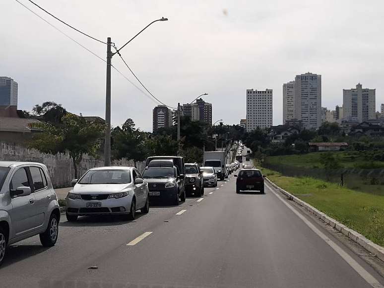 Manifestação de comerciantes bloqueia vias e causa grande congestionamento em São José dos Campos, interior de São Paulo