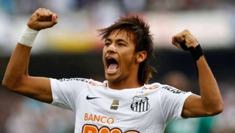 Neymar comemora gol com a camisa do Santos, time que ele deixou em 2013 para poder defender o Barcelona